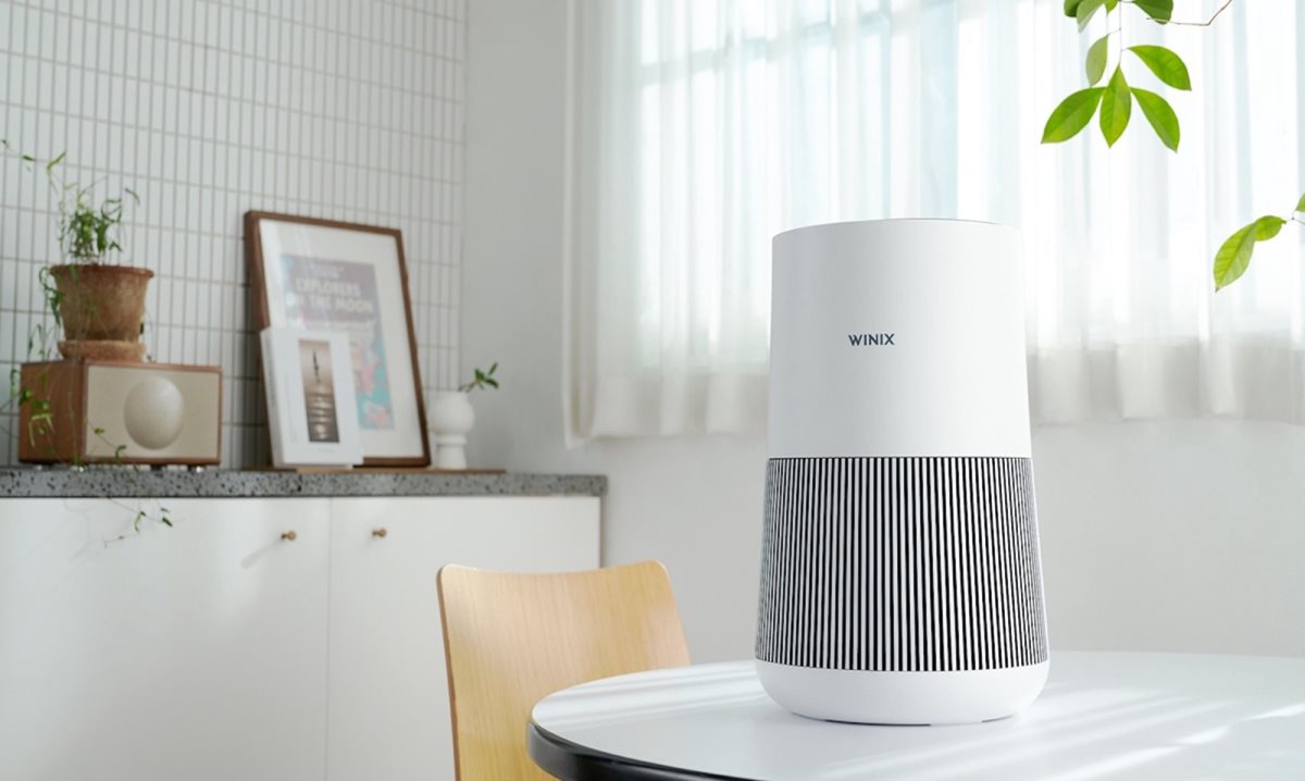 Čistička vzduchu Winix T500 na stole v miestnosti