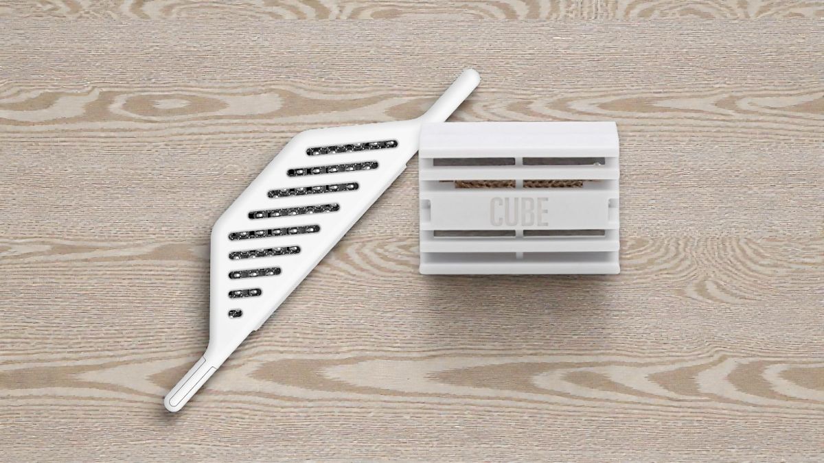 Ionizačná strieborná tyčinka a kocka vedľa seba