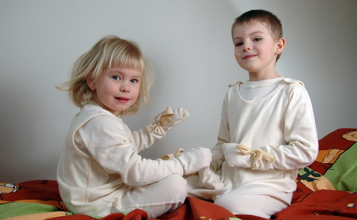Deti oblečené v pyžamovej sade DermaProtec