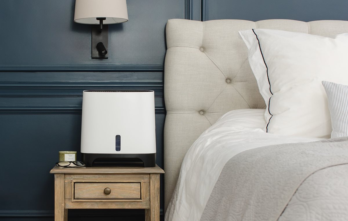 Zvlhčovač vzduchu Meaco Armin so studeným odparom umiestnený v spálni