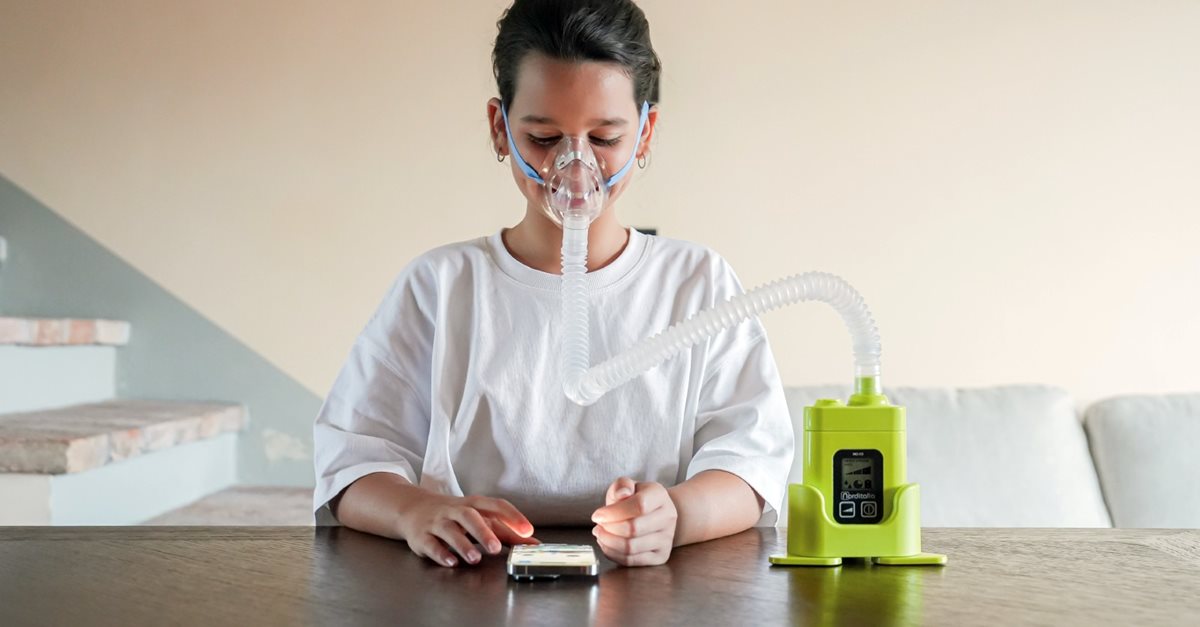 Žena inhalujúca minerálnu vodu pomocou inhalátora Norditalia MO-03