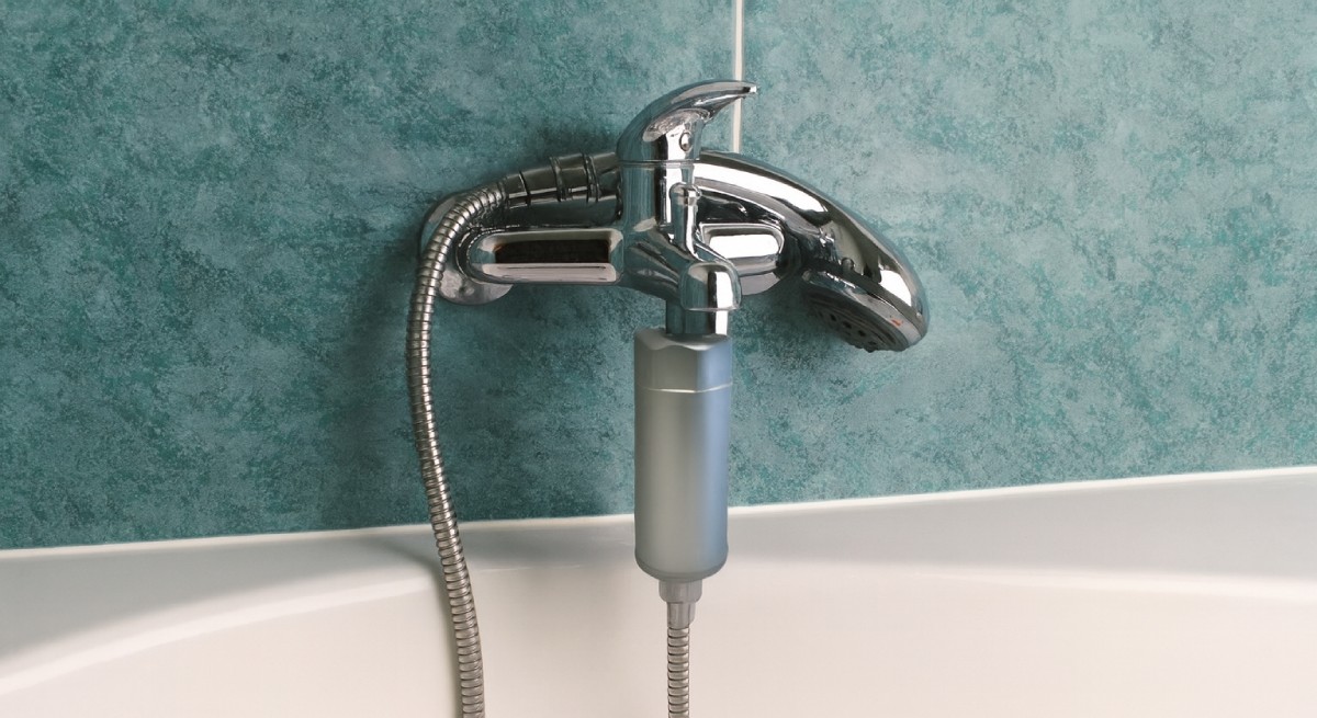 Sprchový filter DermaProtec namontovaný na batérii